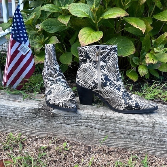 𝅺BLONDO VELLA BOOTIE (B7120) Size 9.5 - Picture 2 of 8